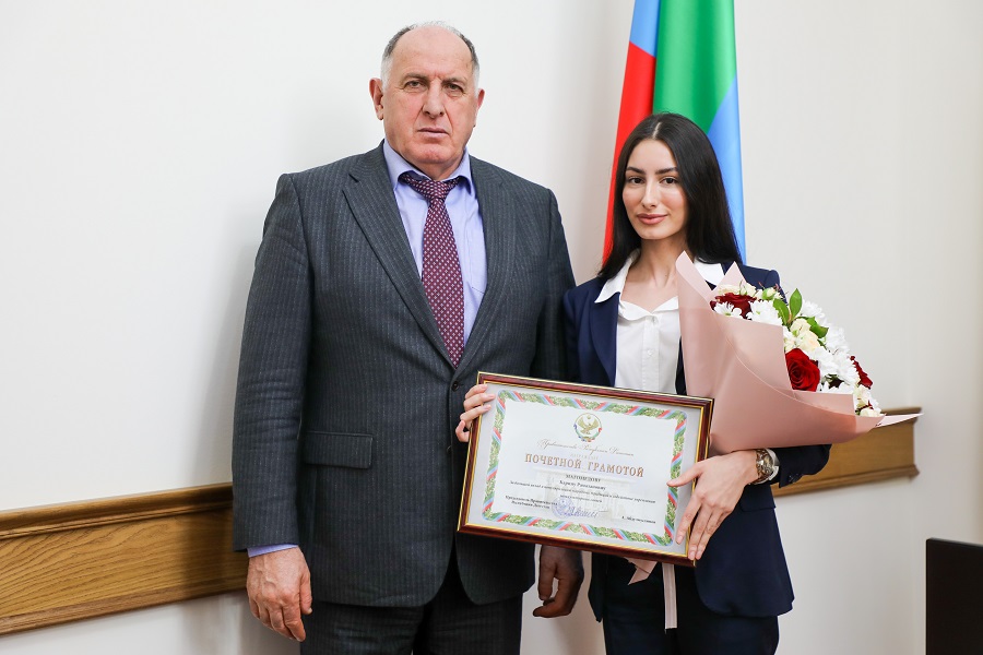 Абдулмуслим Абдулмуслимов наградил отличившихся артистов ансамбля «Лезгинка»