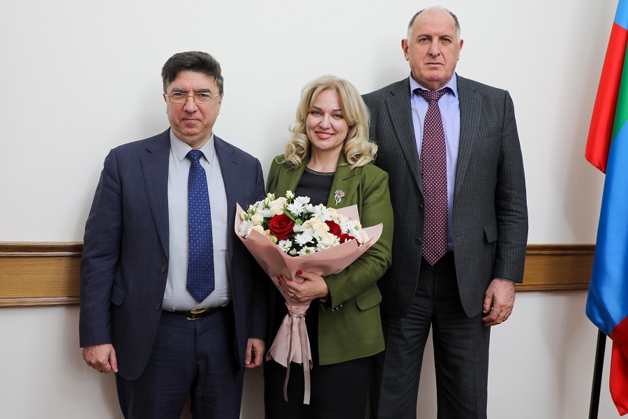 Абдулмуслим Абдулмуслимов наградил отличившихся артистов ансамбля «Лезгинка»