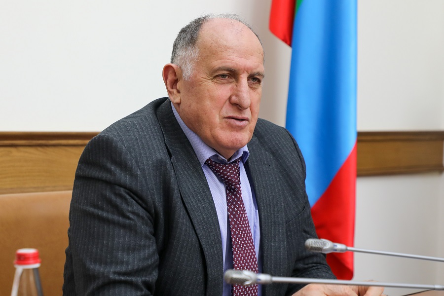 Абдулмуслим Абдулмуслимов наградил отличившихся артистов ансамбля «Лезгинка»