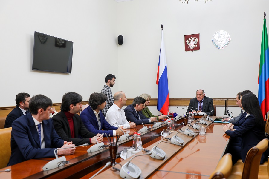 Абдулмуслим Абдулмуслимов наградил отличившихся артистов ансамбля «Лезгинка»