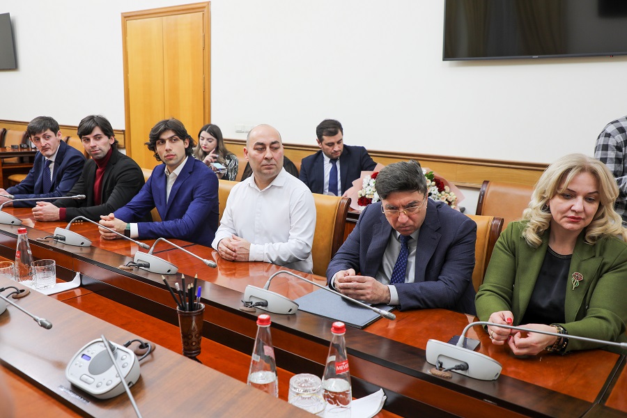 Абдулмуслим Абдулмуслимов наградил отличившихся артистов ансамбля «Лезгинка»