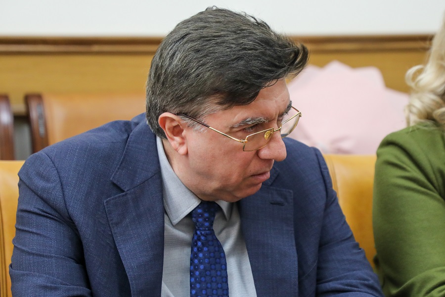 Абдулмуслим Абдулмуслимов наградил отличившихся артистов ансамбля «Лезгинка»