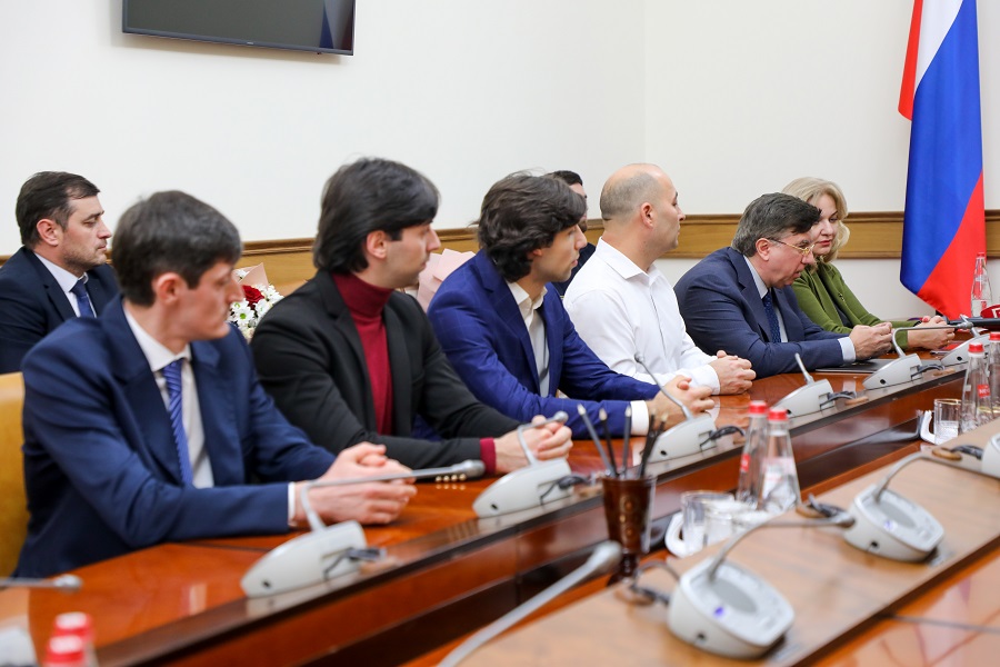 Абдулмуслим Абдулмуслимов наградил отличившихся артистов ансамбля «Лезгинка»