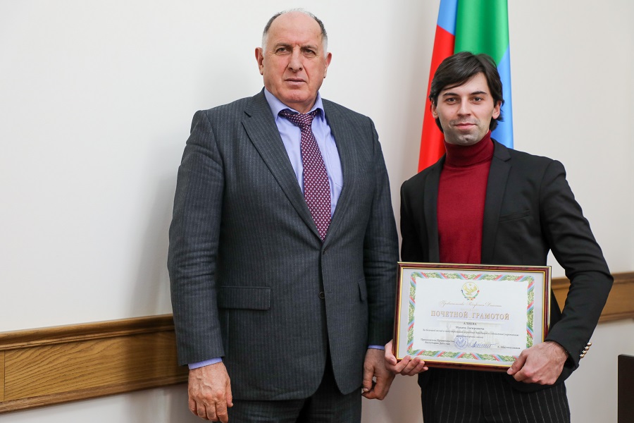 Абдулмуслим Абдулмуслимов наградил отличившихся артистов ансамбля «Лезгинка»