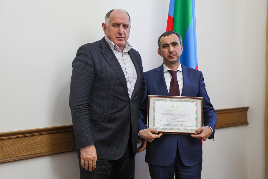 Абдулмуслим Абдулмуслимов вручил Почетные грамоты Правительства Дагестана руководителям органов власти
