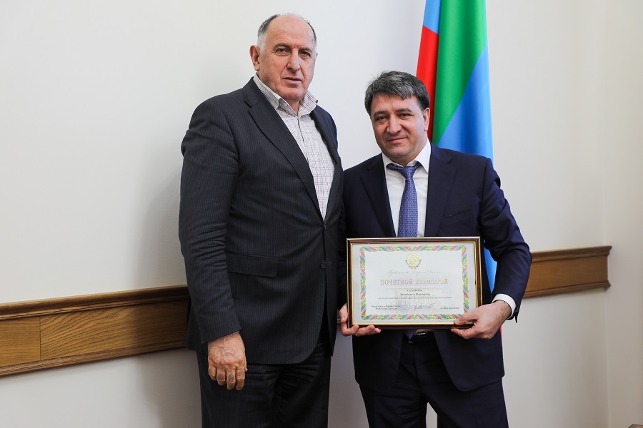 Абдулмуслим Абдулмуслимов вручил Почетные грамоты Правительства Дагестана руководителям органов власти