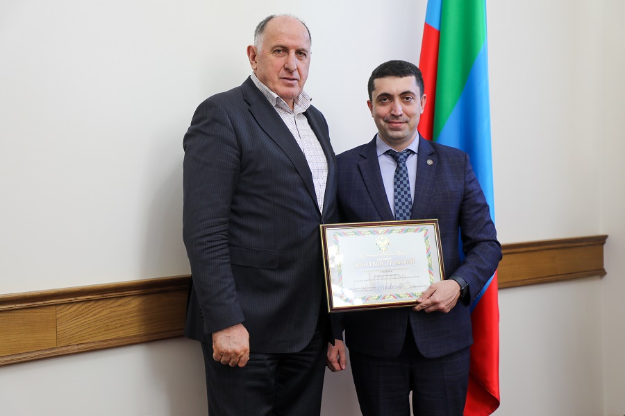 Абдулмуслим Абдулмуслимов вручил Почетные грамоты Правительства Дагестана руководителям органов власти