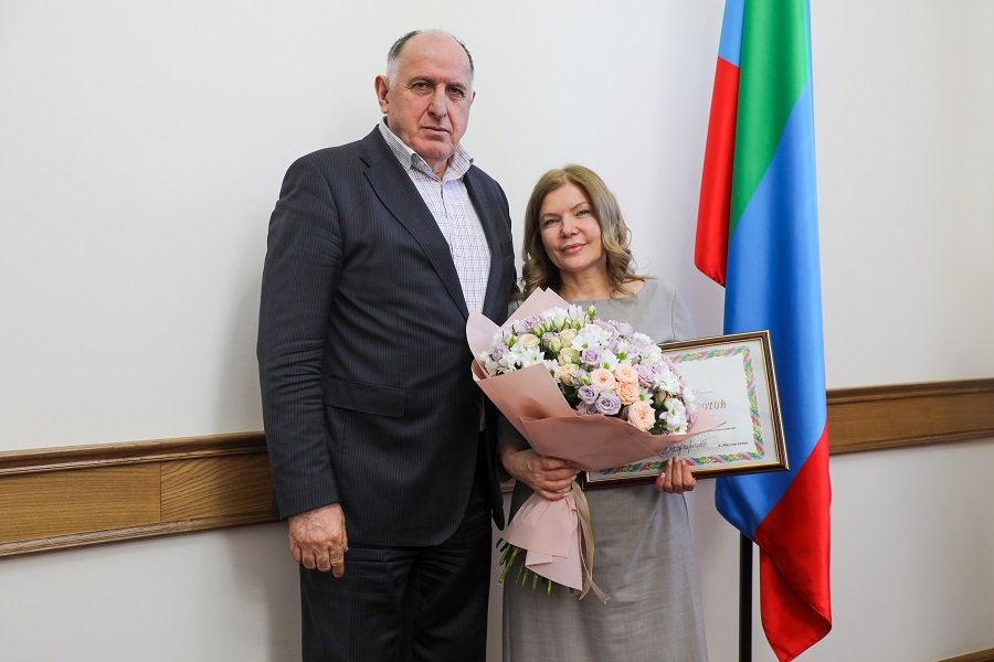 Абдулмуслим Абдулмуслимов вручил Почетные грамоты Правительства Дагестана руководителям органов власти