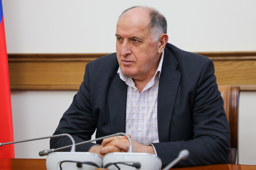 Абдулмуслим Абдулмуслимов вручил Почетные грамоты Правительства Дагестана руководителям органов власти