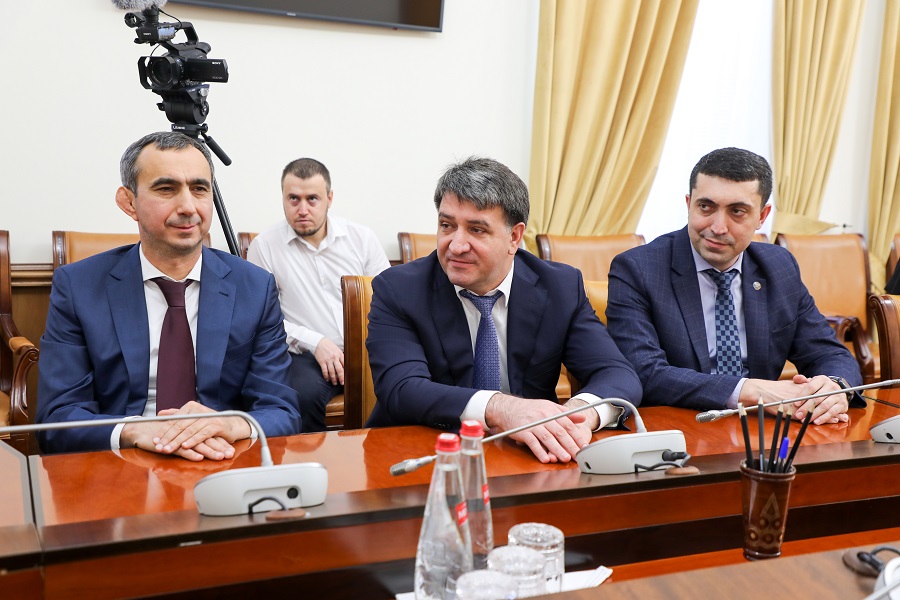 Абдулмуслим Абдулмуслимов вручил Почетные грамоты Правительства Дагестана руководителям органов власти