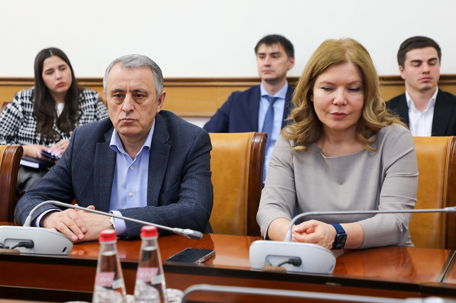 Абдулмуслим Абдулмуслимов вручил Почетные грамоты Правительства Дагестана руководителям органов власти