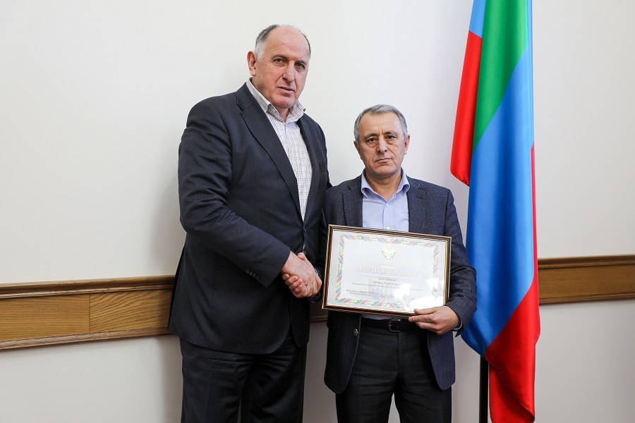 Абдулмуслим Абдулмуслимов вручил Почетные грамоты Правительства Дагестана руководителям органов власти