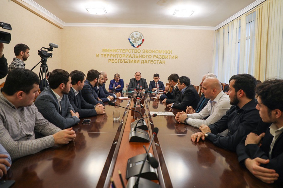 Абдулмуслим Абдулмуслимов поручил усилить работу с централизацией государственных закупок