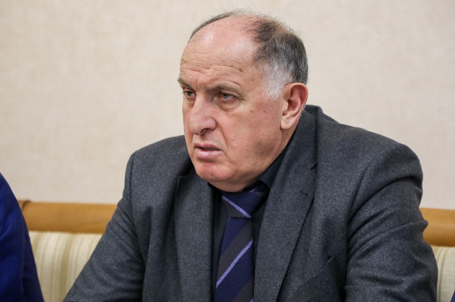 Абдулмуслим Абдулмуслимов поручил усилить работу с централизацией государственных закупок