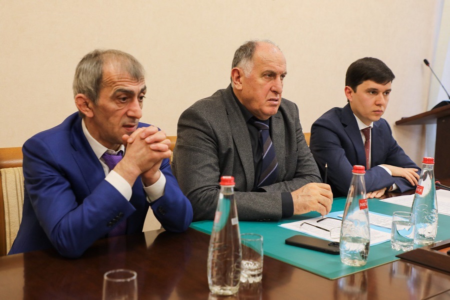Абдулмуслим Абдулмуслимов поручил усилить работу с централизацией государственных закупок