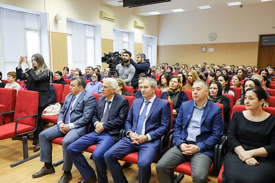 Абдулмуслим Абдулмуслимов представил коллективу Минтруда РД нового министра - Мурада Казиева