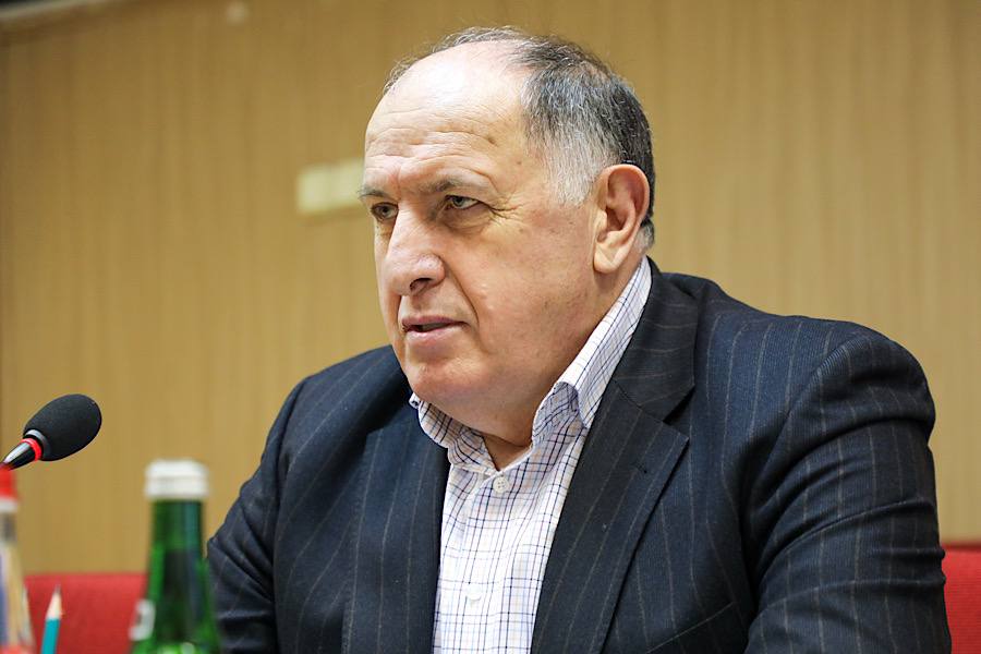 Абдулмуслим Абдулмуслимов представил коллективу Минтруда РД нового министра - Мурада Казиева