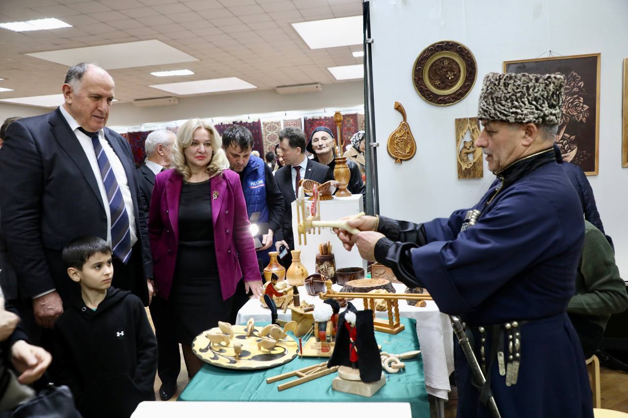 Абдулмуслим Абдулмуслимов открыл выставку, посвященную 100-летию со дня рождения Расула Гамзатова