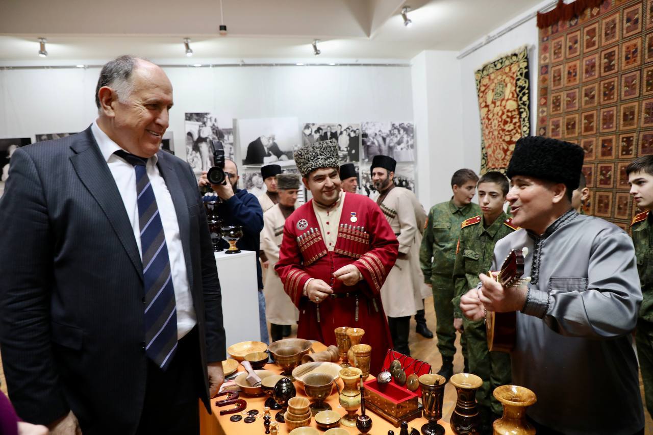 Абдулмуслим Абдулмуслимов открыл выставку, посвященную 100-летию со дня рождения Расула Гамзатова