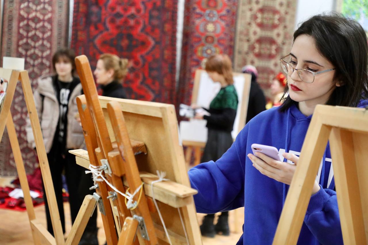 Абдулмуслим Абдулмуслимов открыл выставку, посвященную 100-летию со дня рождения Расула Гамзатова
