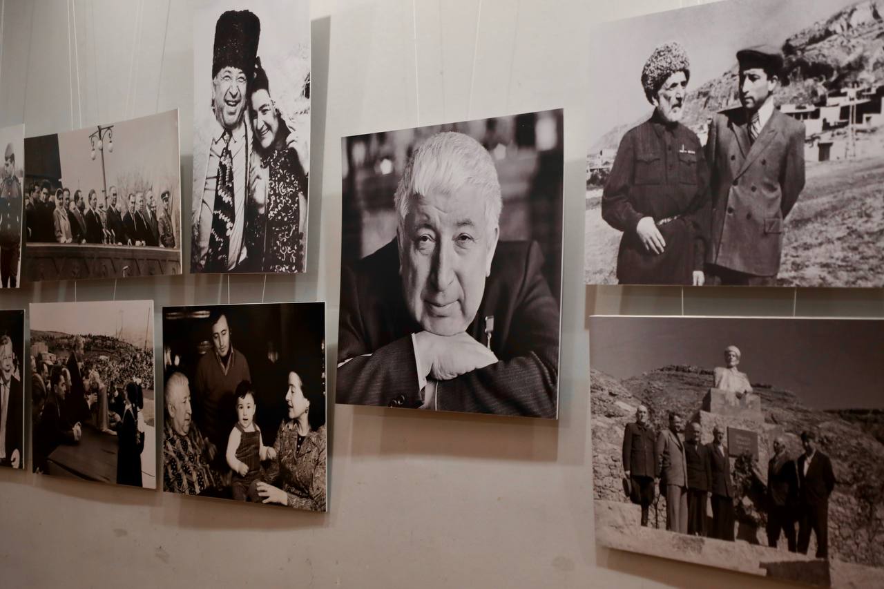 Абдулмуслим Абдулмуслимов открыл выставку, посвященную 100-летию со дня рождения Расула Гамзатова