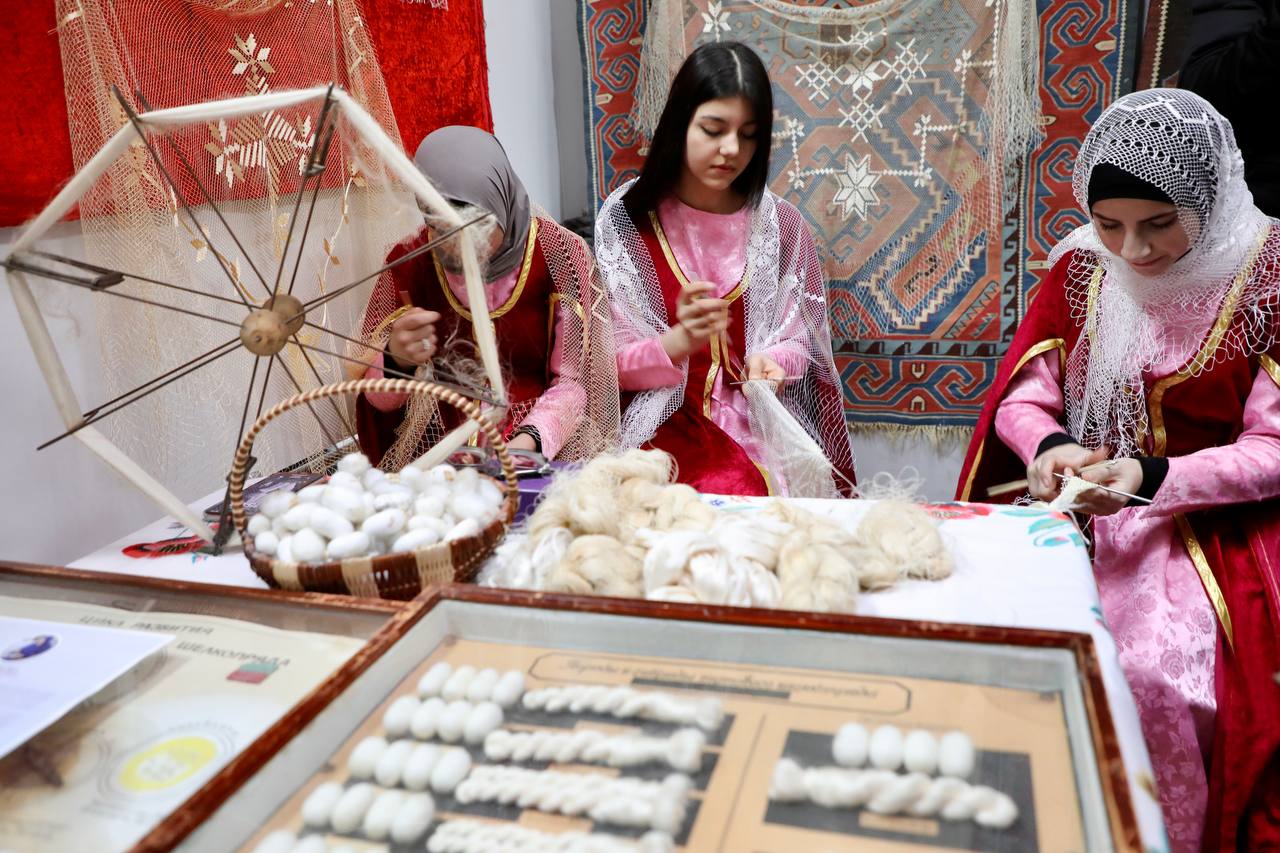 Абдулмуслим Абдулмуслимов открыл выставку, посвященную 100-летию со дня рождения Расула Гамзатова