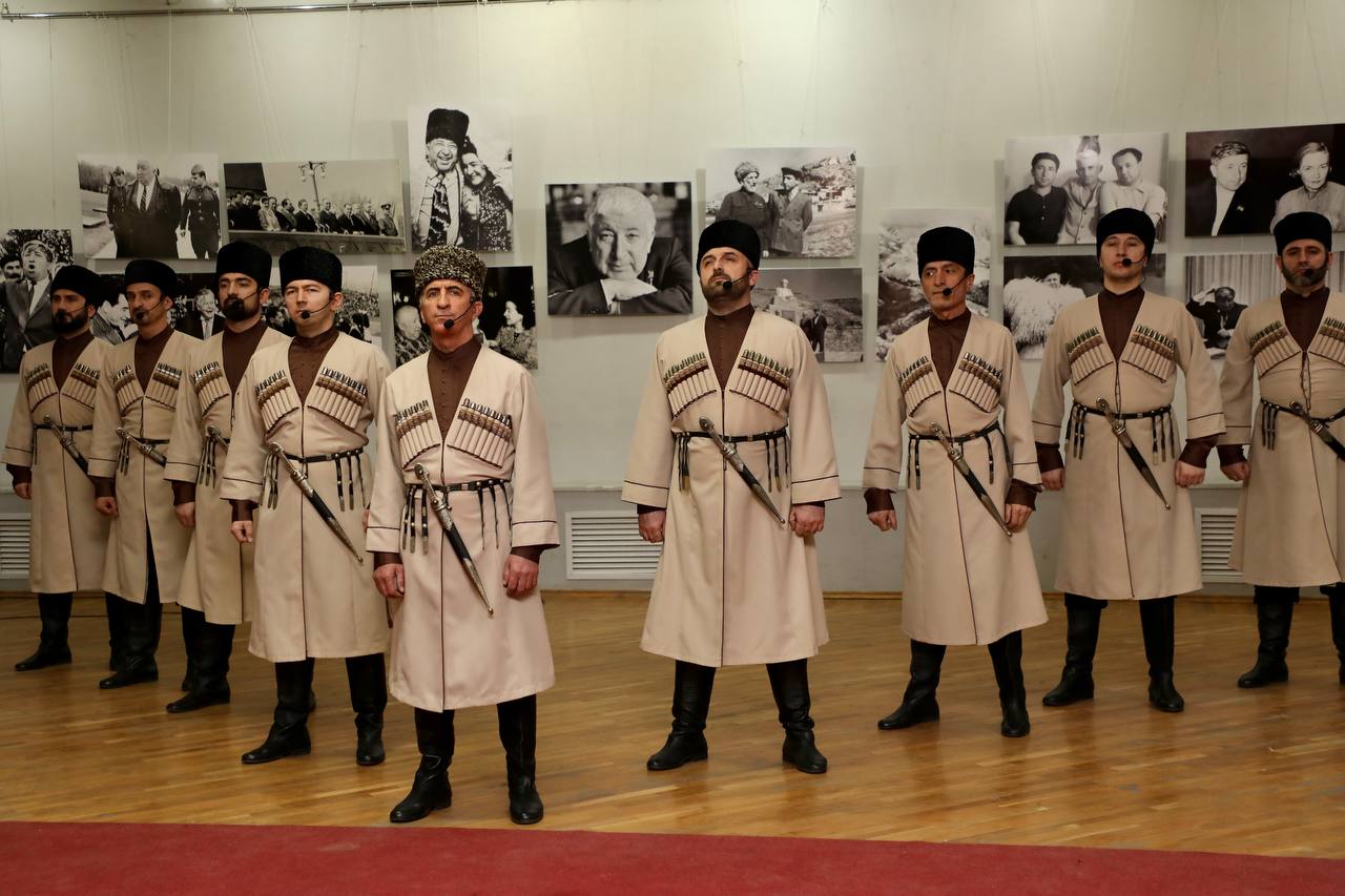 Абдулмуслим Абдулмуслимов открыл выставку, посвященную 100-летию со дня рождения Расула Гамзатова