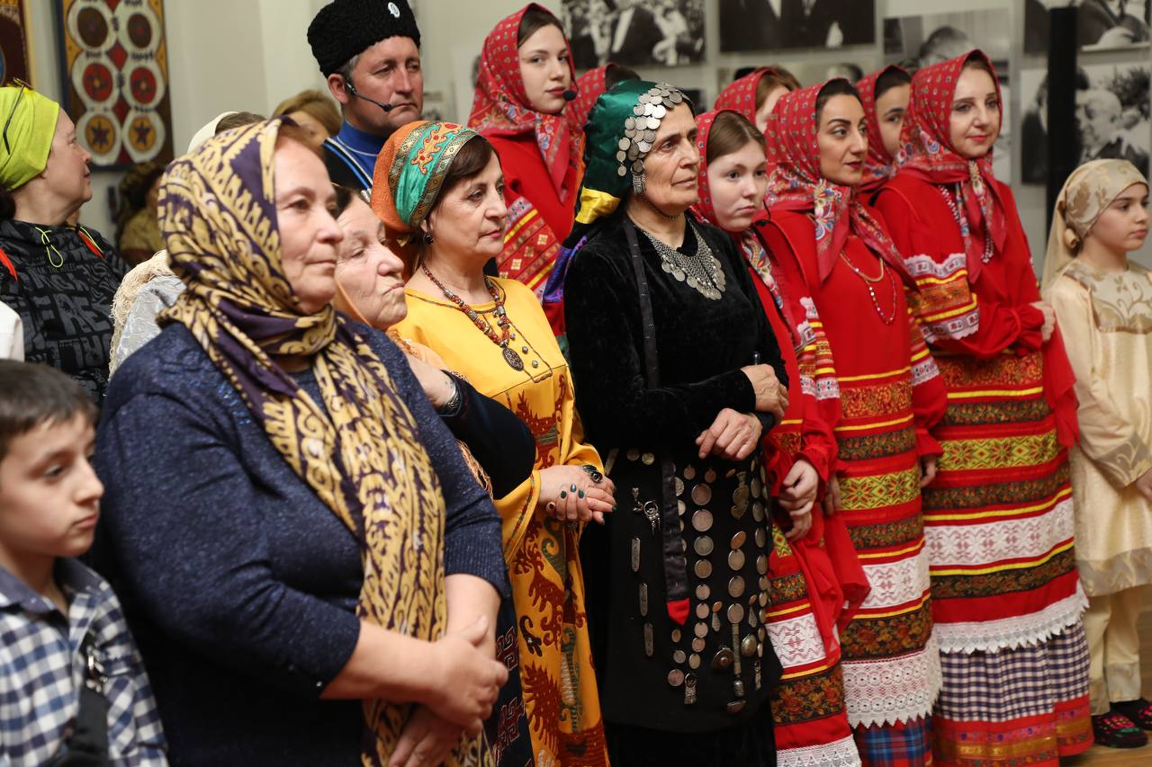 Абдулмуслим Абдулмуслимов открыл выставку, посвященную 100-летию со дня рождения Расула Гамзатова