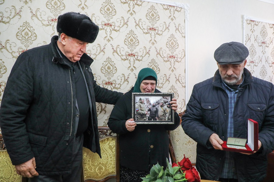 Абдулмуслим Абдулмуслимов вручил родителям погибшего в ЛНР дагестанца Юнуса Магомедова Орден «За заслуги перед Республикой Дагестан»