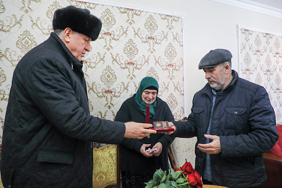 Абдулмуслим Абдулмуслимов вручил родителям погибшего в ЛНР дагестанца Юнуса Магомедова Орден «За заслуги перед Республикой Дагестан»