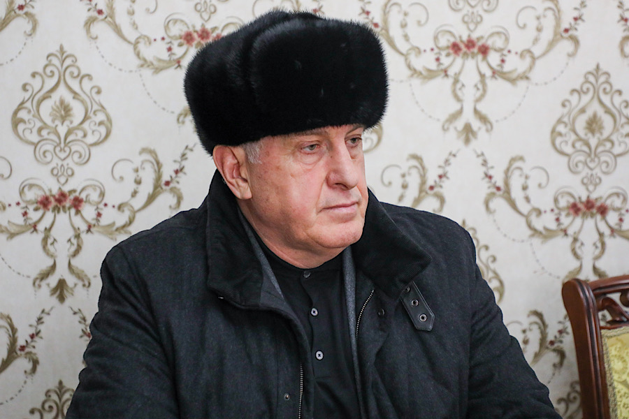 Абдулмуслим Абдулмуслимов вручил родителям погибшего в ЛНР дагестанца Юнуса Магомедова Орден «За заслуги перед Республикой Дагестан»