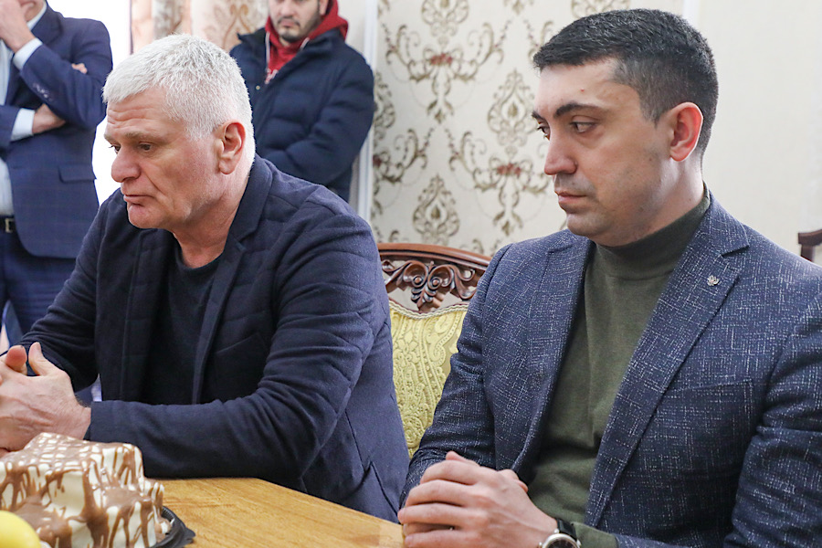 Абдулмуслим Абдулмуслимов вручил родителям погибшего в ЛНР дагестанца Юнуса Магомедова Орден «За заслуги перед Республикой Дагестан»