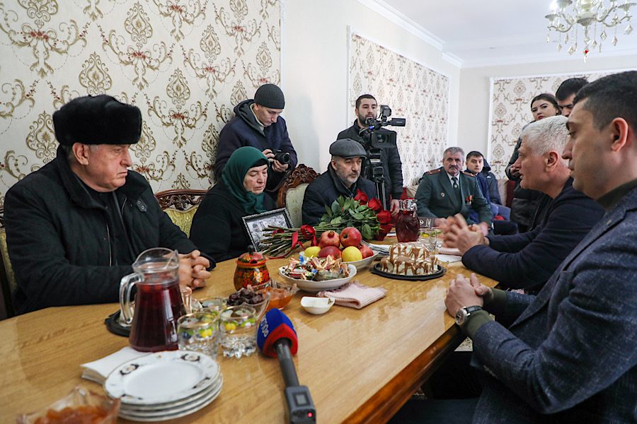 Абдулмуслим Абдулмуслимов вручил родителям погибшего в ЛНР дагестанца Юнуса Магомедова Орден «За заслуги перед Республикой Дагестан»