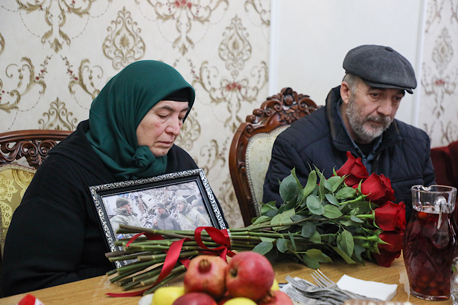 Абдулмуслим Абдулмуслимов вручил родителям погибшего в ЛНР дагестанца Юнуса Магомедова Орден «За заслуги перед Республикой Дагестан»
