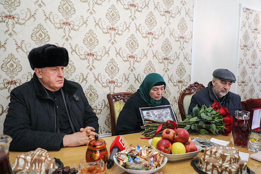 Абдулмуслим Абдулмуслимов вручил родителям погибшего в ЛНР дагестанца Юнуса Магомедова Орден «За заслуги перед Республикой Дагестан»