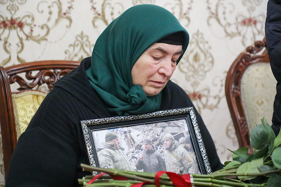 Абдулмуслим Абдулмуслимов вручил родителям погибшего в ЛНР дагестанца Юнуса Магомедова Орден «За заслуги перед Республикой Дагестан»