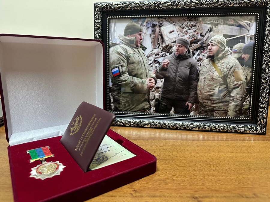 Абдулмуслим Абдулмуслимов вручил родителям погибшего в ЛНР дагестанца Юнуса Магомедова Орден «За заслуги перед Республикой Дагестан»