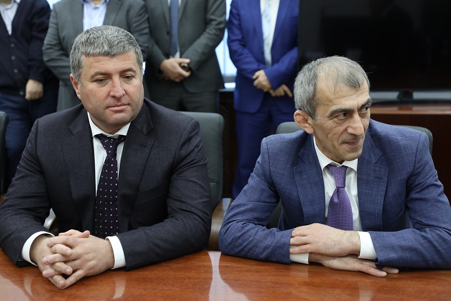Абдулмуслим Абдулмуслимов представил Шамиля Дабишева в качестве нового министра финансов Дагестана