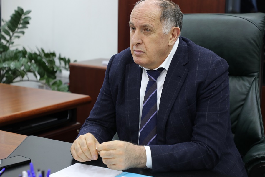 Абдулмуслим Абдулмуслимов представил Шамиля Дабишева в качестве нового министра финансов Дагестана