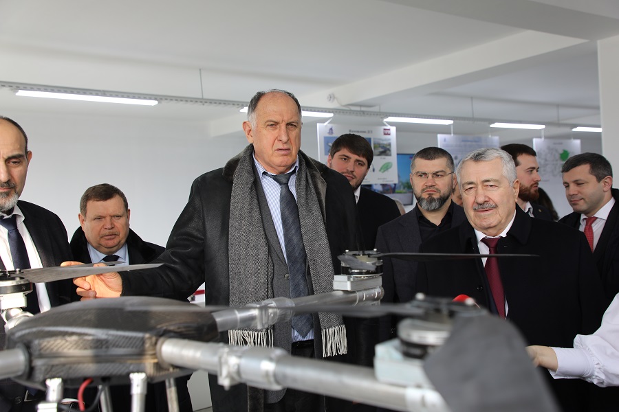 Абдулмуслиму Абдулмуслимову презентовали первый квадрокоптер, выпущенный на базе АО «КЭМЗ» в 2023 году