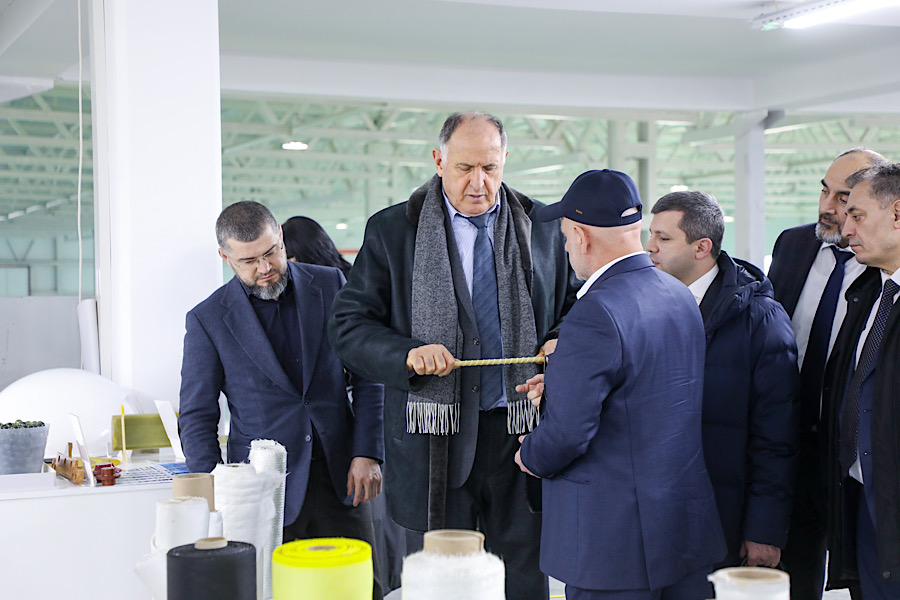 Абдулмуслиму Абдулмуслимову презентовали первый квадрокоптер, выпущенный на базе АО «КЭМЗ» в 2023 году