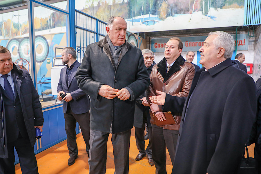 Абдулмуслиму Абдулмуслимову презентовали первый квадрокоптер, выпущенный на базе АО «КЭМЗ» в 2023 году