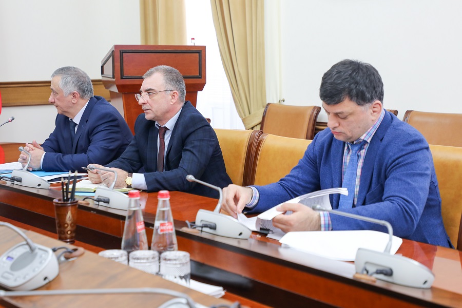Абдулмуслим Абдулмуслимов поручил принять меры в отношении недобросовестных главврачей после выявленных Счетной палатой нарушений