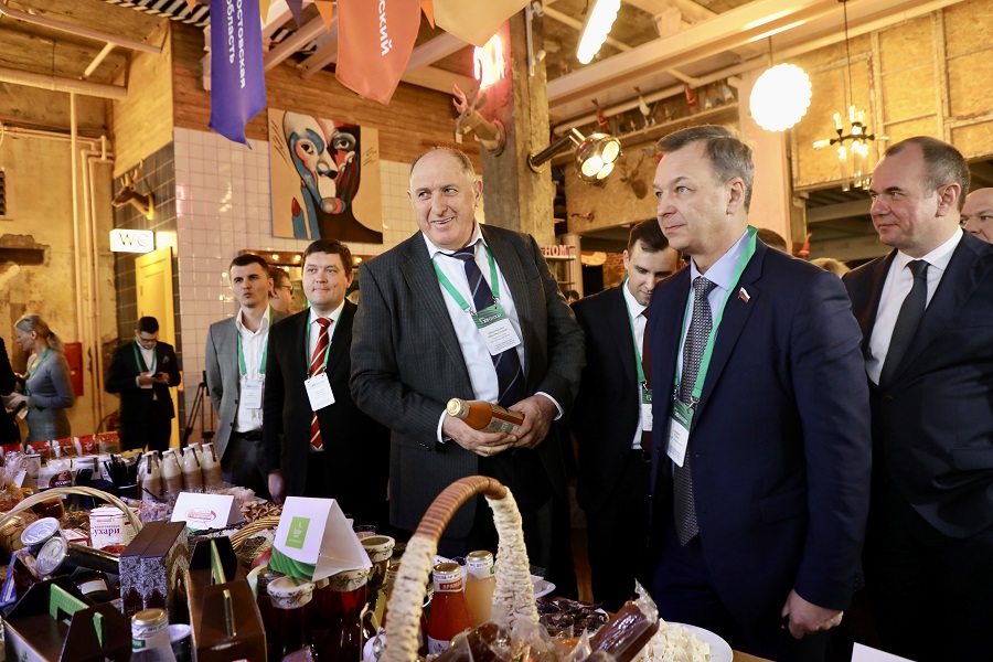 Первый зампред Совета Федерации Андрей Яцкин оценил вкус и качество дагестанской продукции