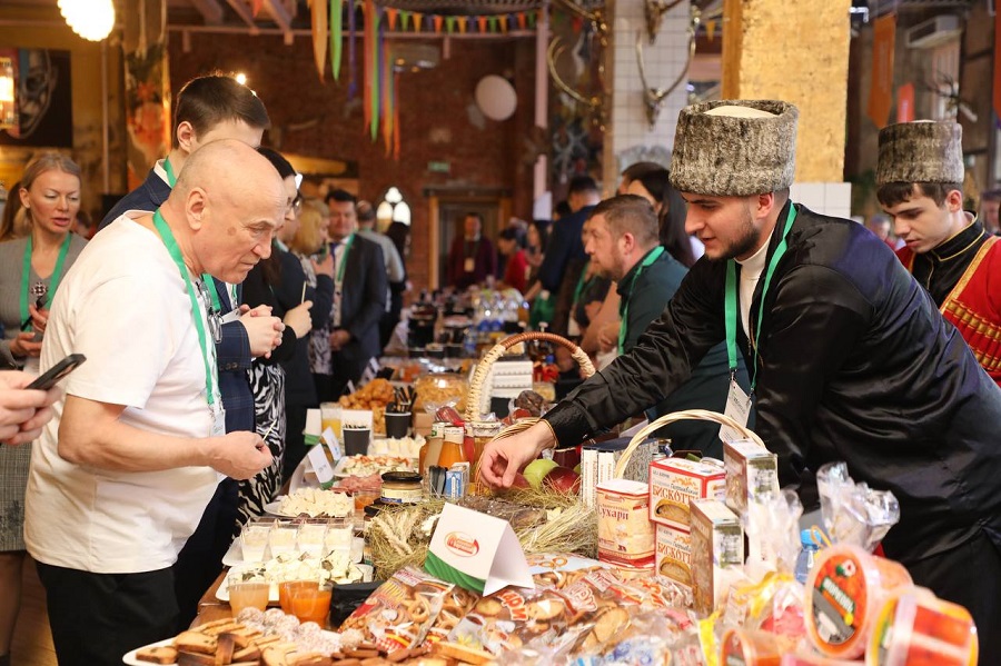 Первый зампред Совета Федерации Андрей Яцкин оценил вкус и качество дагестанской продукции