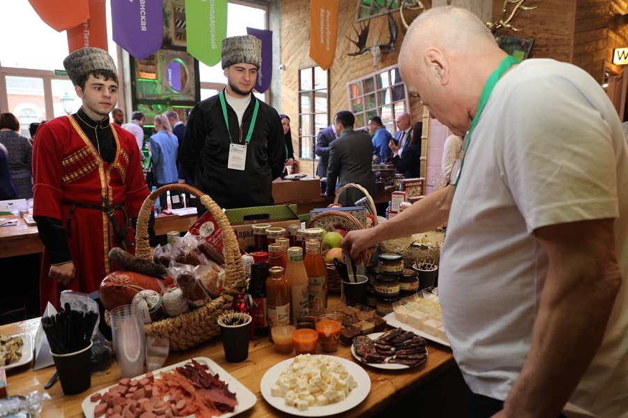Первый зампред Совета Федерации Андрей Яцкин оценил вкус и качество дагестанской продукции