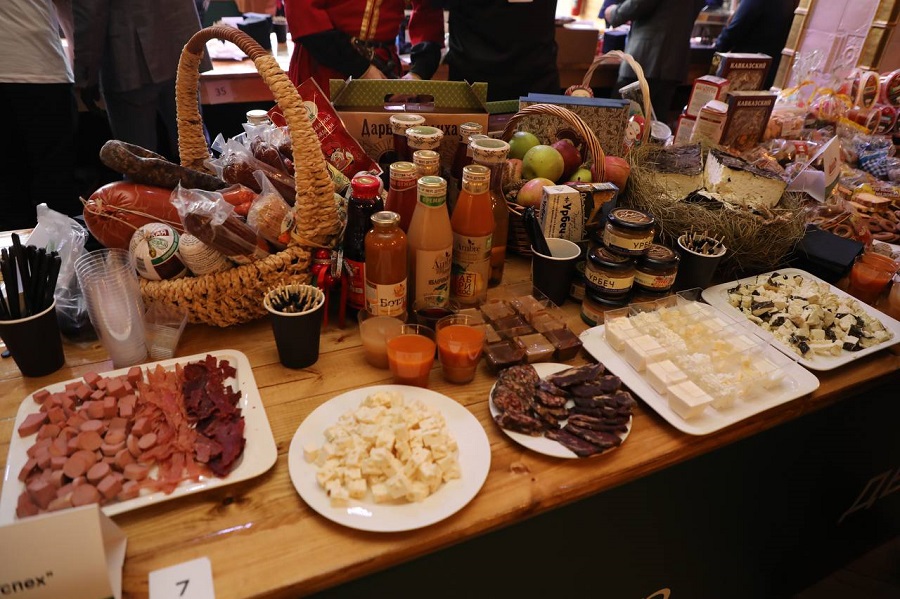 Первый зампред Совета Федерации Андрей Яцкин оценил вкус и качество дагестанской продукции