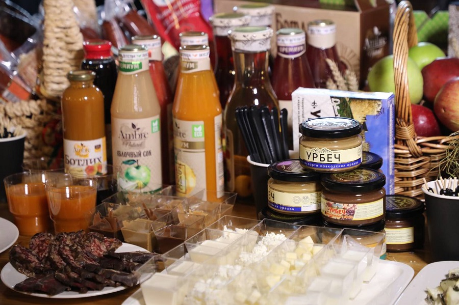 Первый зампред Совета Федерации Андрей Яцкин оценил вкус и качество дагестанской продукции