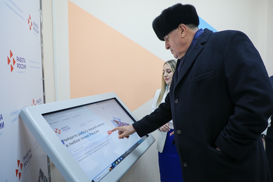 Абдулмуслим Абдулмуслимов открыл обновленный Центр занятости населения в Махачкале