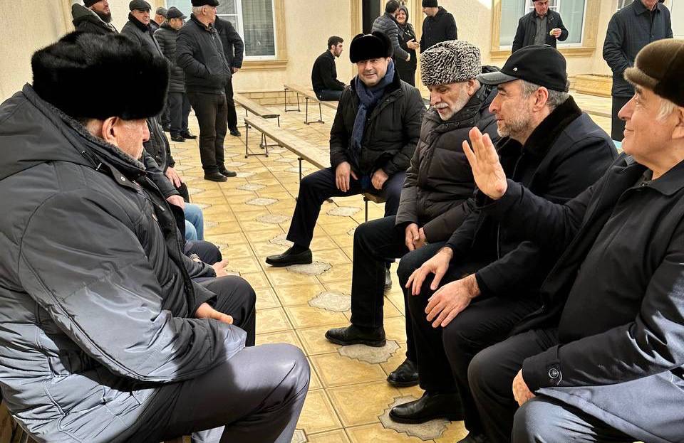 Абдулмуслим Абдулмуслимов навестил семью Героя России Нурмагомеда Гаджимагомедова